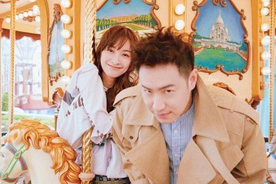 一个女孩子经常和我聊天 还叫我不要答应另外一个女孩子 怎么判断她喜不喜欢我 我喜欢她 求高手帮我判